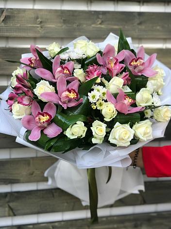 Букет цветов из: Розы и Хризантемы в Назии