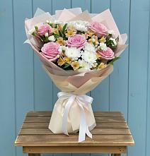 Букет цветов из:  Гвоздики, Орхидеи и Розы в Назии