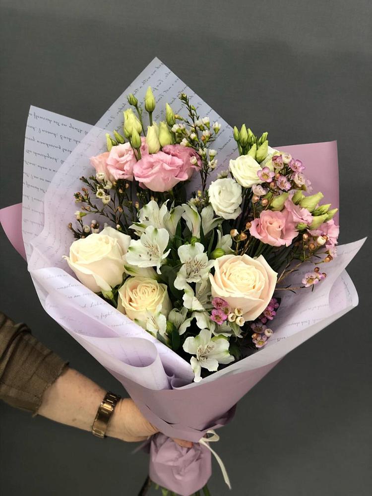 Букет цветов из: Альстромерии, Розы и Лизиантусы в Назии