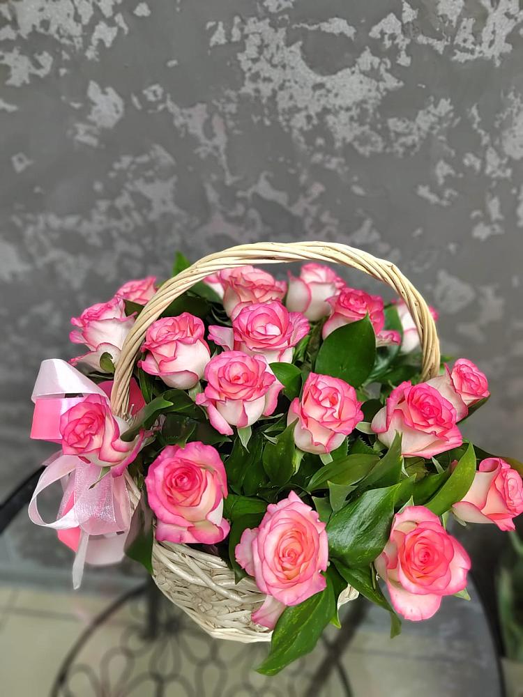 Цветочная композиция из Розы в корзине в Назии