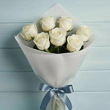 Букет 7 Белых роз Эдлесс Лав в Назии