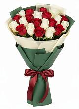 Букет Микс из красных и белых роз в Назии