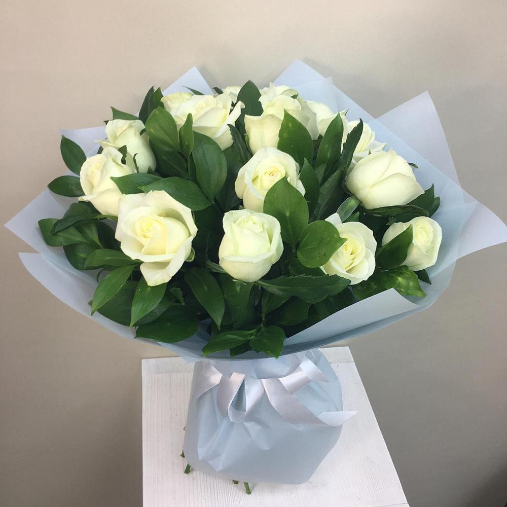 Букет 15 Белых роз Проуд в Назии