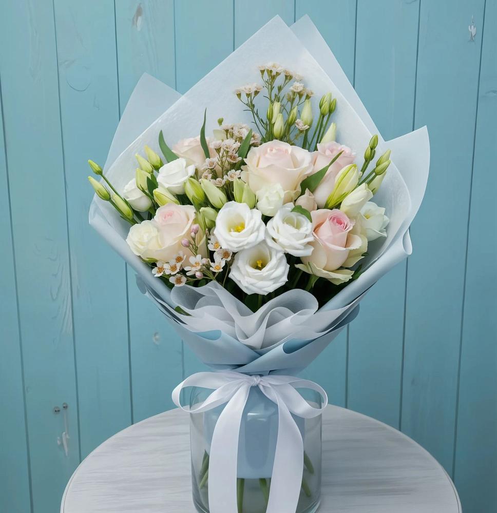 Букет цветов из: Розы и Лизиантусы в Назии