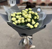 Букет Белые кустовые розы Солинеро в Назии