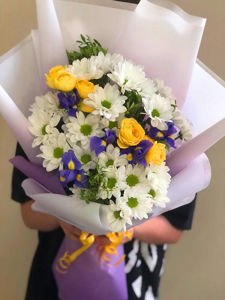 Букет цветов из: Ирисы, Хризантемы и Розы в Назии