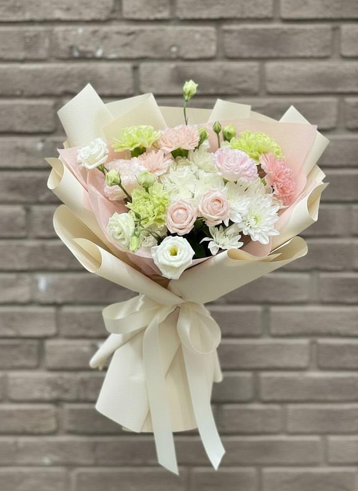 Букет цветов из: Гвоздики, Розы, Лизиантусы и Хризантемы в Назии