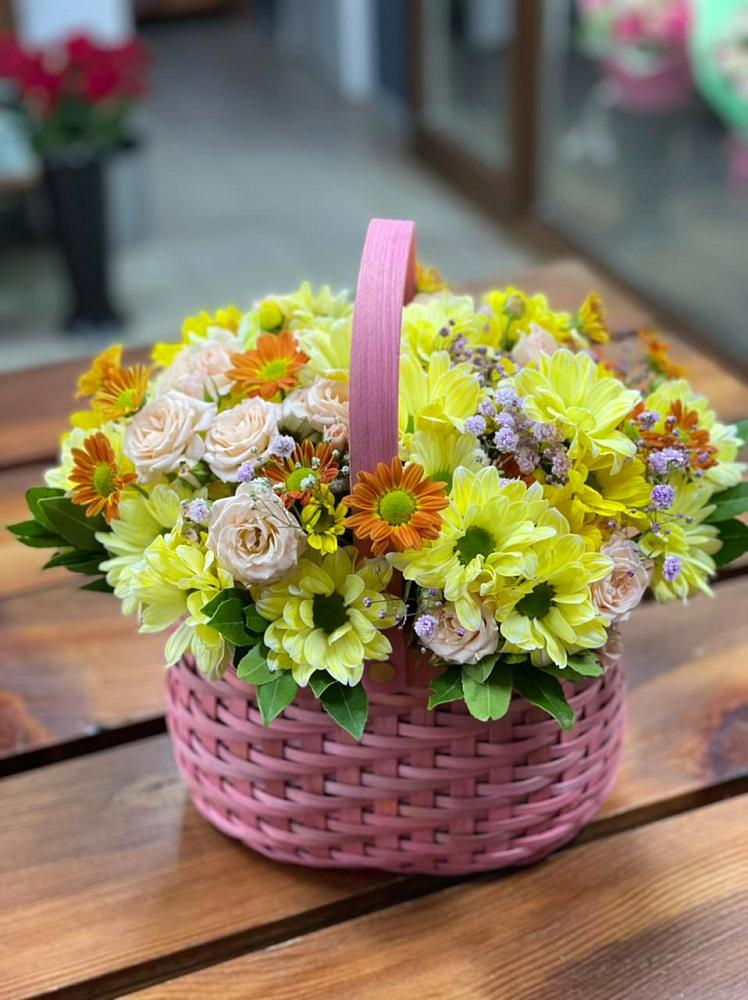 Цветочная композиция из Хризантемы и Розы в корзине в Назии
