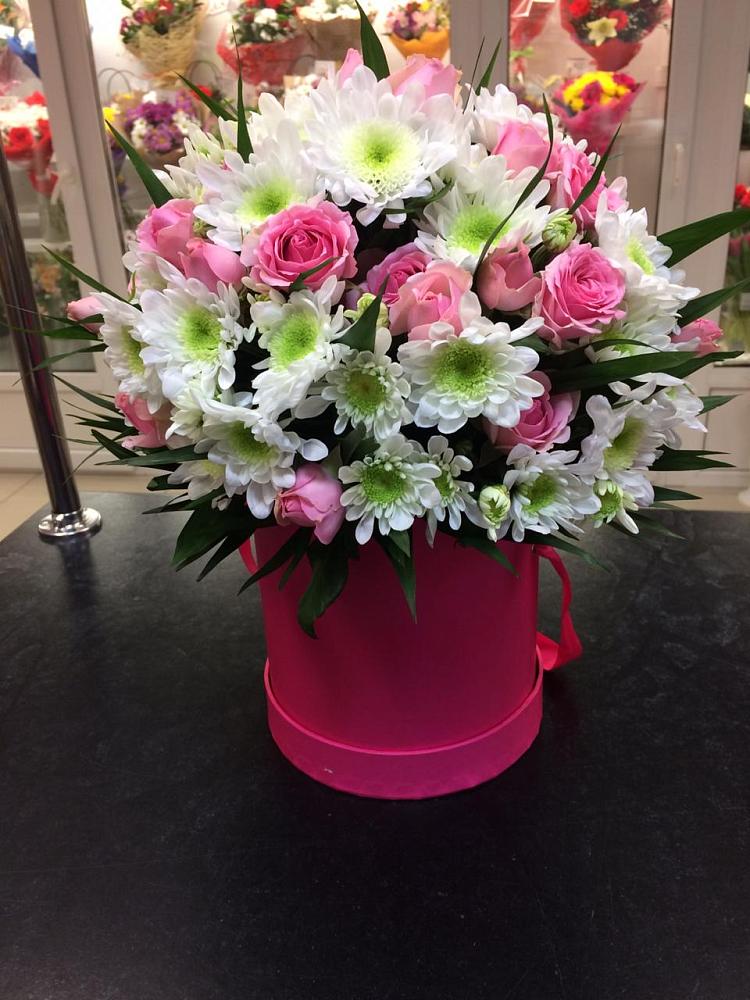 Цветочная композиция из Розы и Хризантемы в шляпной коробке в Назии