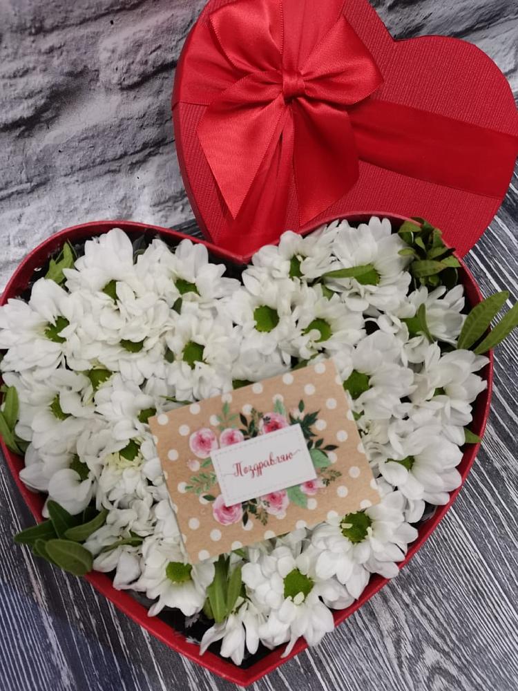 Цветочная композиция из Хризантемы в виде сердца в Назии