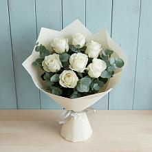 Букет Белые розы в Эвкалипте в Назии