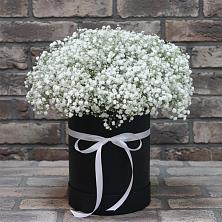 Цветочная композиция из Гипсофила в шляпной коробке в Назии