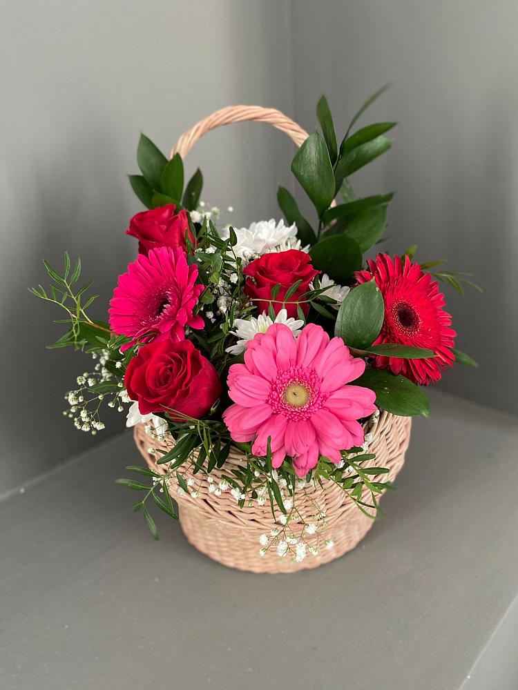 Цветочная композиция из Розы, Хризантемы и Герберы в корзине в Назии