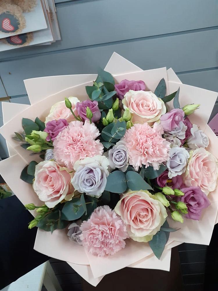 Букет цветов из: Розы, Гвоздики и Лизиантусы в Назии