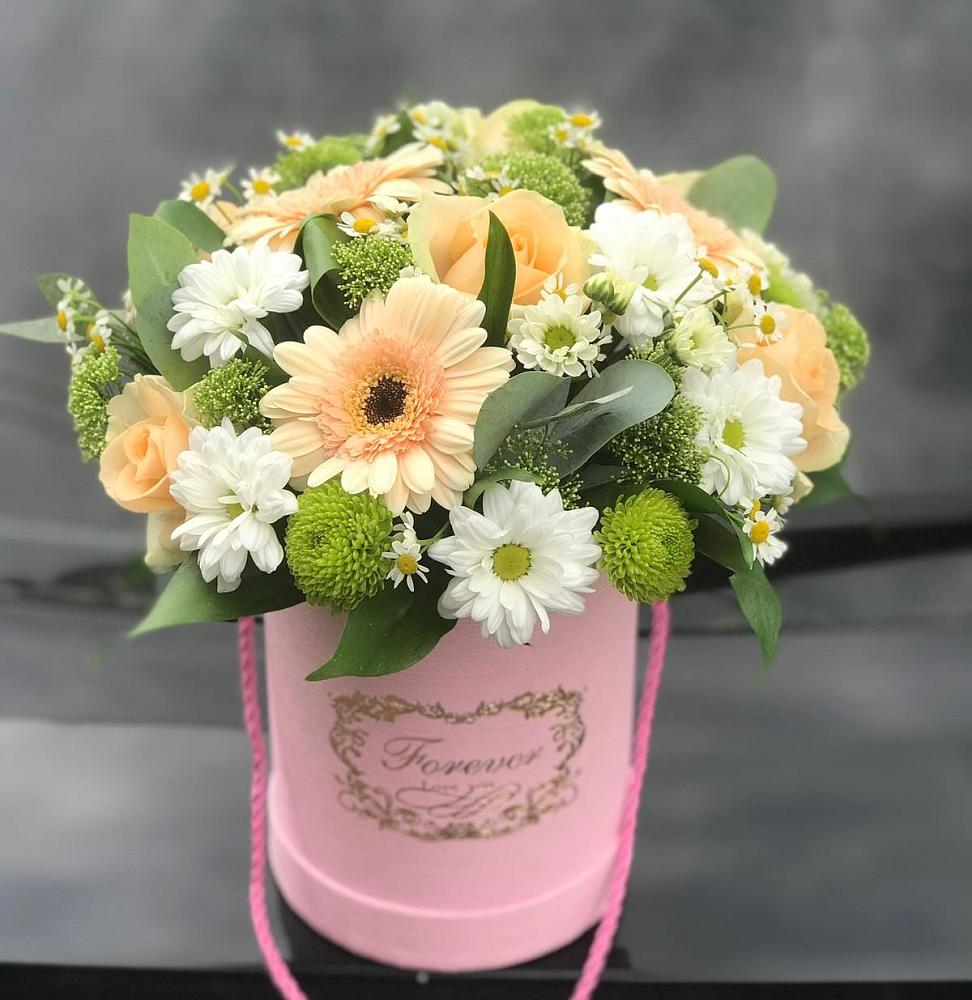 Цветочная композиция из Розы, Герберы и Хризантемы в шляпной коробке в Назии