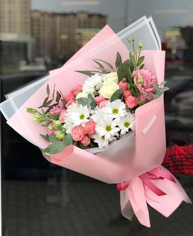 Букет цветов из: Розы, Лизиантусы и Хризантемы в Назии