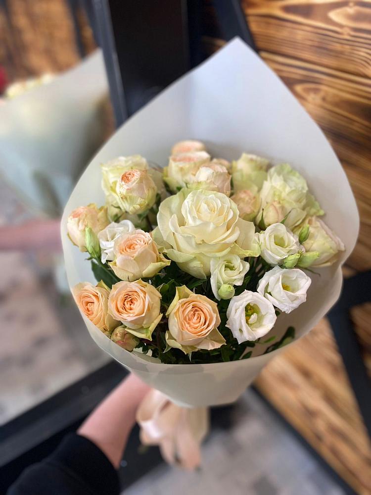 Букет цветов из: Розы и Лизиантусы в Назии