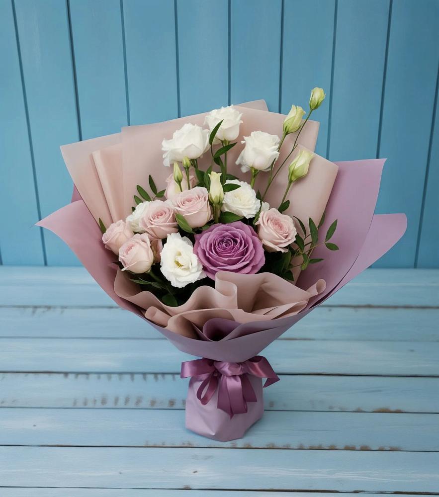 Букет цветов из: Розы и Лизиантусы в Назии